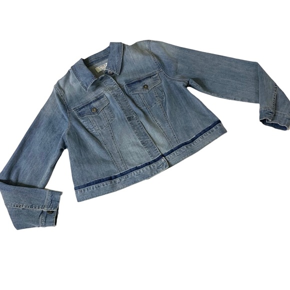 Torrid Denim Jean Jacket Medium Wash Blue Stretch Trucker Slightly Distressed - Picture 12 of 13